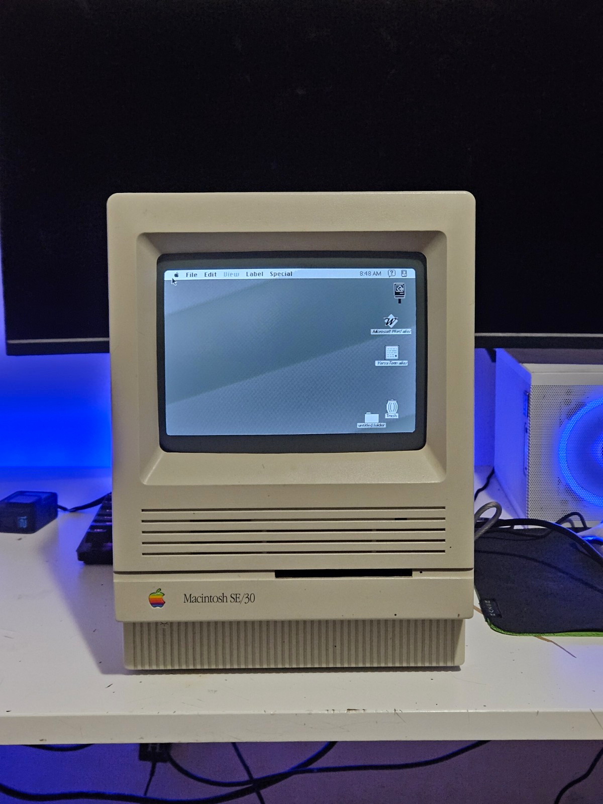 Apple Macintosh SE/30 Vintage Compact All-In-One CRT Desktop Computer M5119 Apple Macintosh SE/30 Vintage Compact All-In-One CRT Desktop Computer M5119