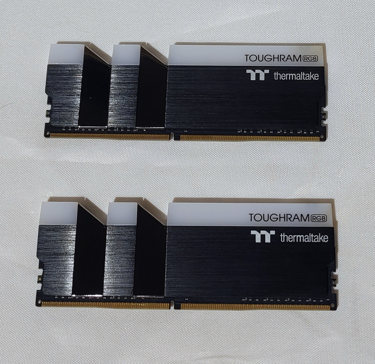 ThermalTake TOUGHRAM RGB Memory DDR4 4000MHz 16GB (8GB x 2)