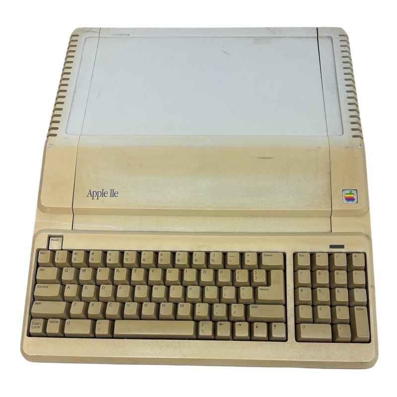Apple IIe Platinum 128k Computer A2S2128 (Powers On) Apple IIe Platinum 128k Computer A2S2128 (Powers On)