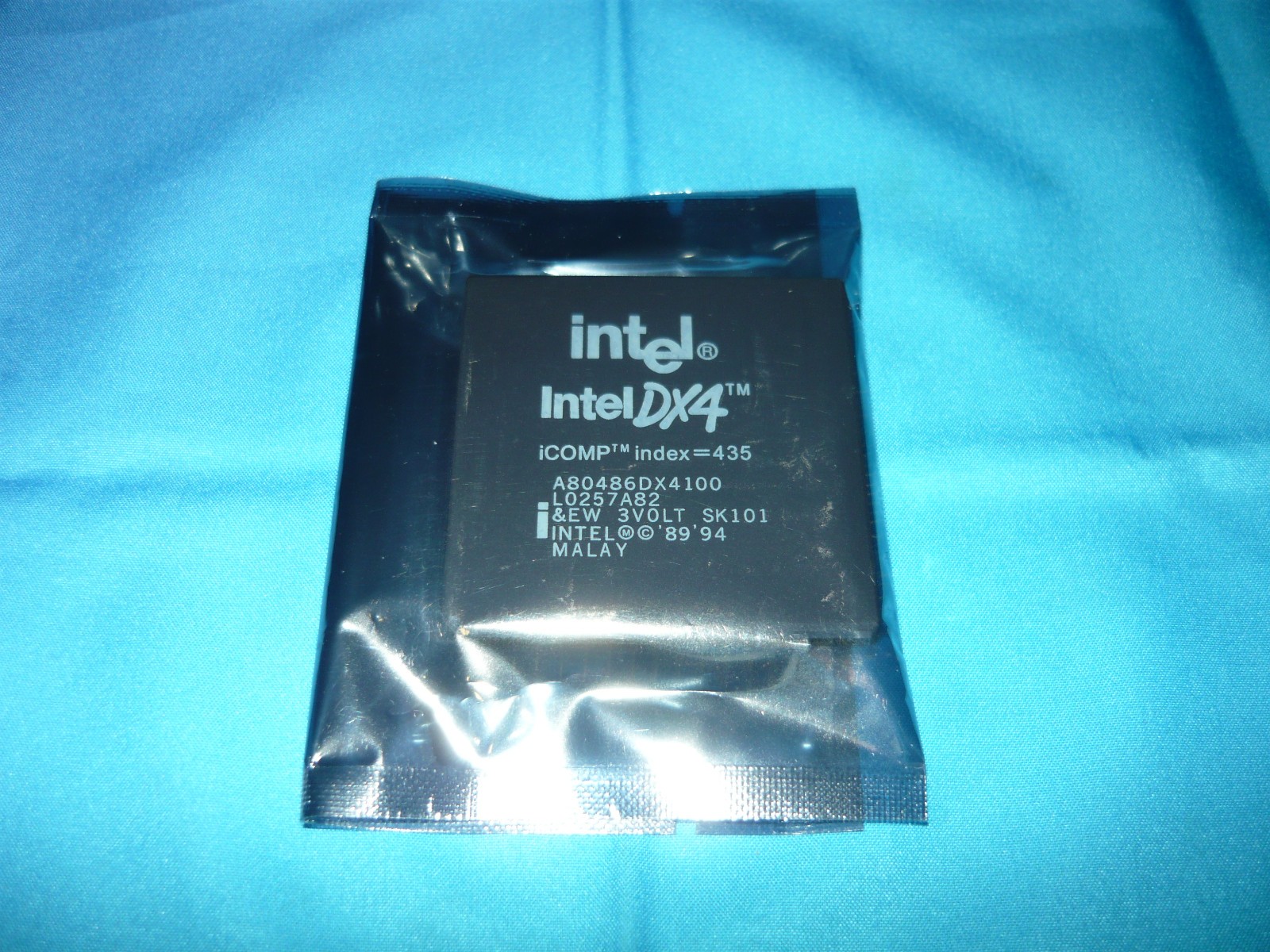 Vintage Intel 486DX4 100MHz CPU Processor Socket 3 A80486DX4100 Used Vintage Intel 486DX4 100MHz CPU Processor Socket 3 A80486DX4100 Used