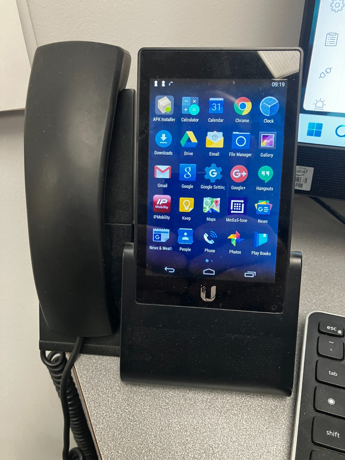 Ubiquiti UniFi VoIP UVP Phone - Black