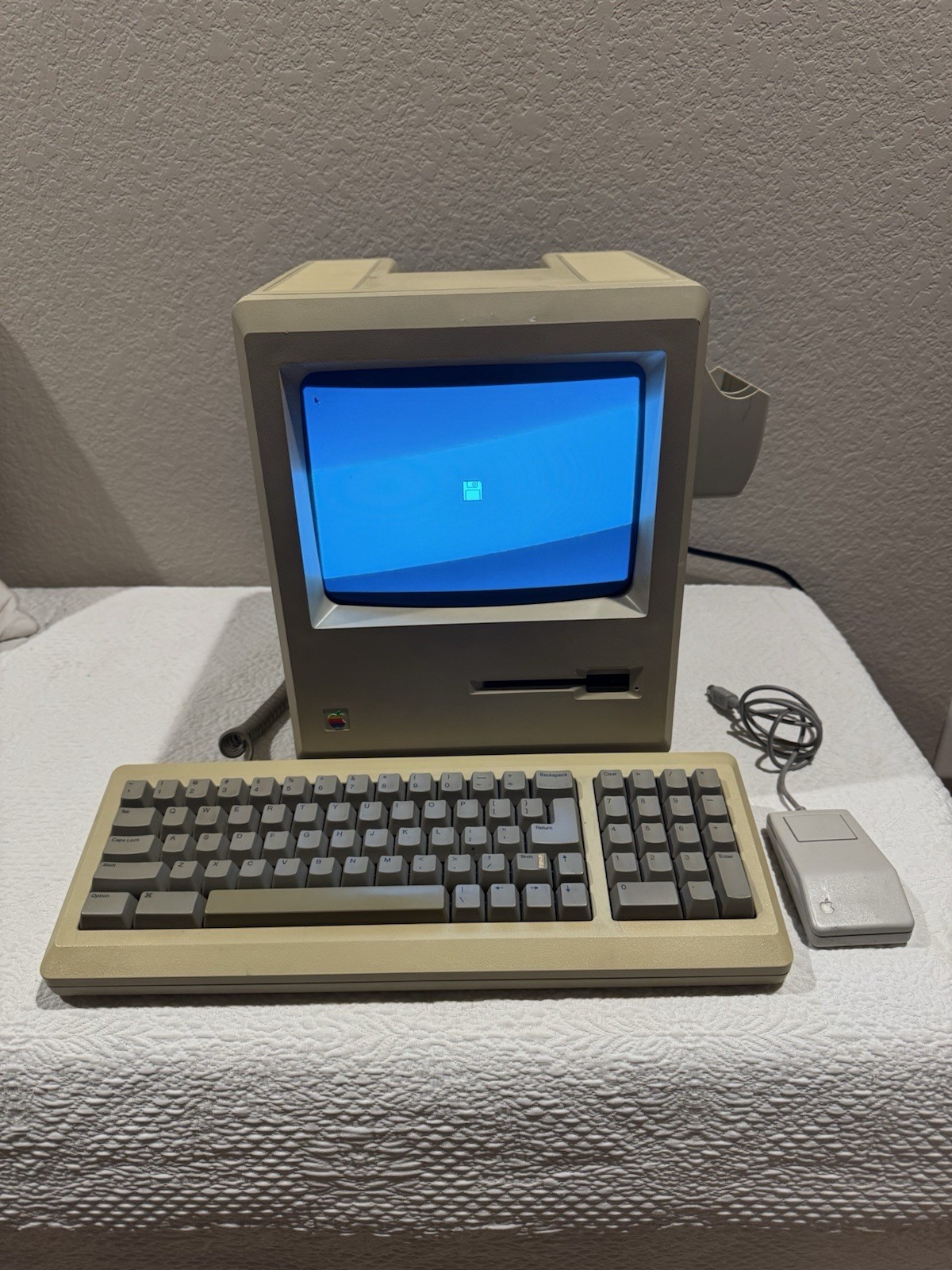 Apple Macintosh 128k 1984 upgraded to Plus includes keyboard mouse Apple Macintosh 128k 1984 upgraded to Plus includes keyboard mouse