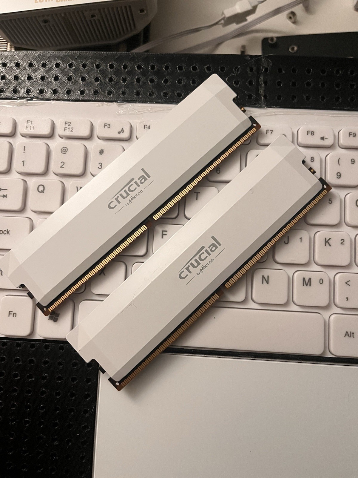 Crucial DDR5 Pro 32GB (2x16GB) DDR5-5600 UDIMM 288-Pin White