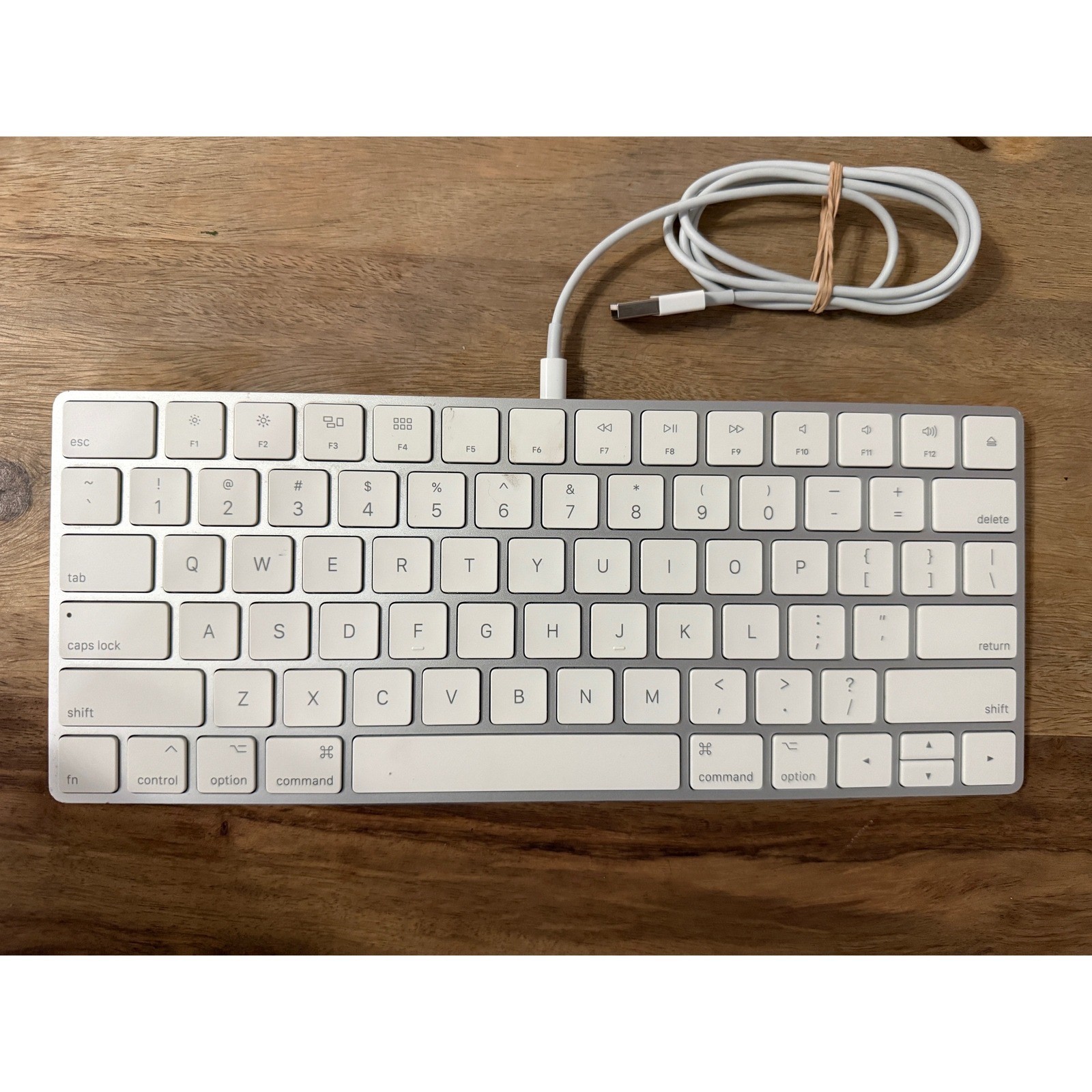 Apple Magic Keyboard A1644 Wireless Bluetooth Silver White + Lightning Cable Apple Magic Keyboard A1644 Wireless Bluetooth Silver White + Lightning Cable