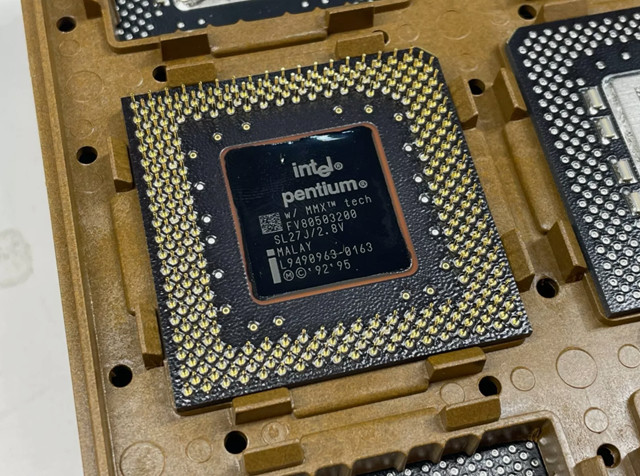 Vintage Intel Pentium MMX 200MHz 32-Bit Gold Socket 7 CPU FV8050366200 SL27J Vintage Intel Pentium MMX 200MHz 32-Bit Gold Socket 7 CPU FV8050366200 SL27J
