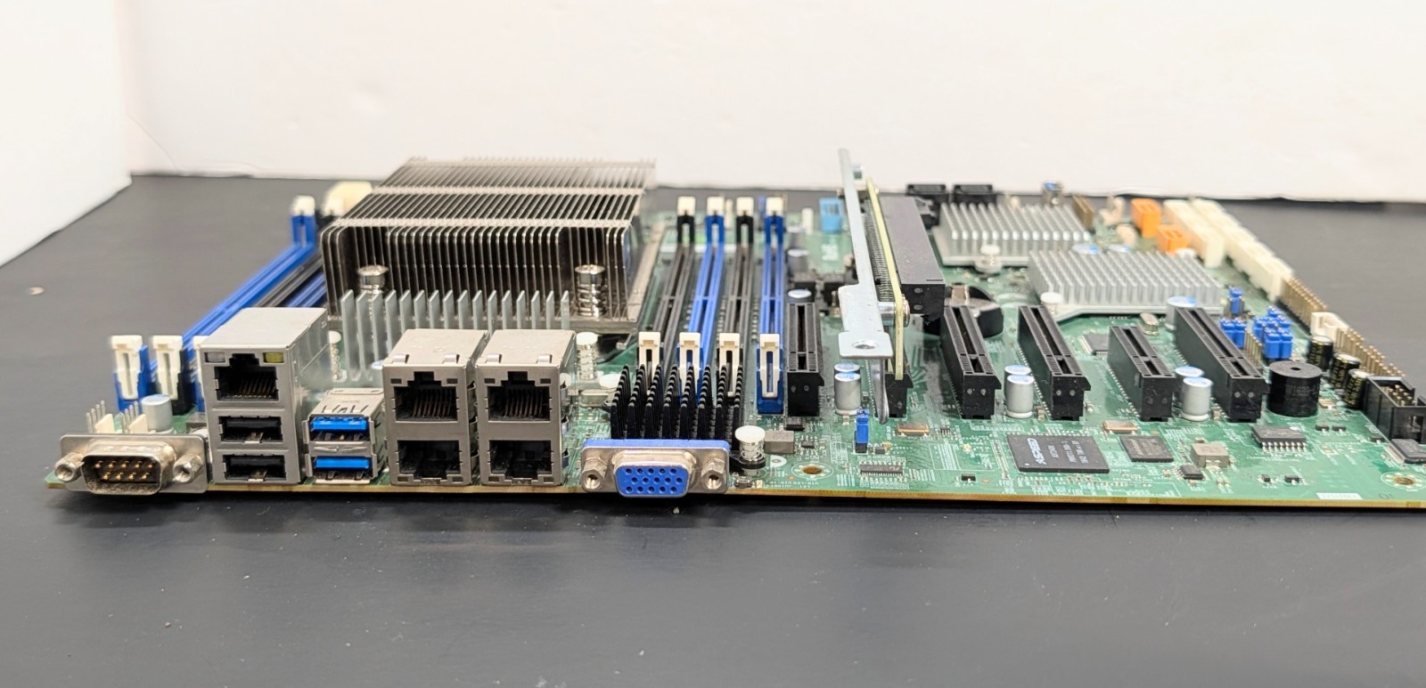 Supermicro LGA 2011-3 10xSATA 8xSAS 4xGbE ATX X10SRH-CLN4F -XEON ES2620V4 SR2R6 Supermicro LGA 2011-3 10xSATA 8xSAS 4xGbE ATX X10SRH-CLN4F -XEON ES2620V4 SR2R6