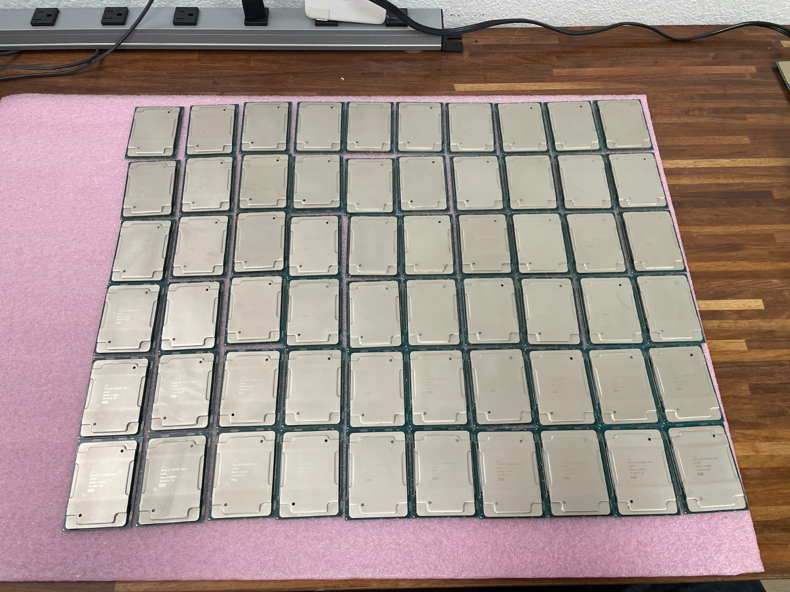 Lot of 60 Intel Xeon Gold 6230R CPU 2.10GHz 26-Core LGA3647 SRGZA Lot of 60 Intel Xeon Gold 6230R CPU 2.10GHz 26-Core LGA3647 SRGZA