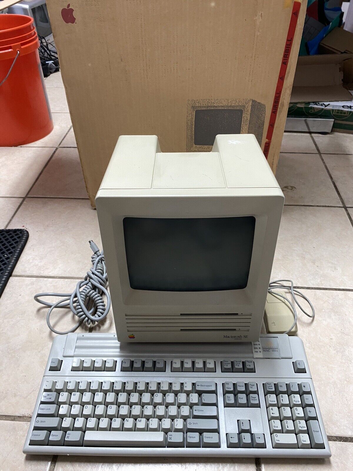 APPLE MACINTOSH SE FDHD All In One Vintage Computer - Model M5011 With BOX