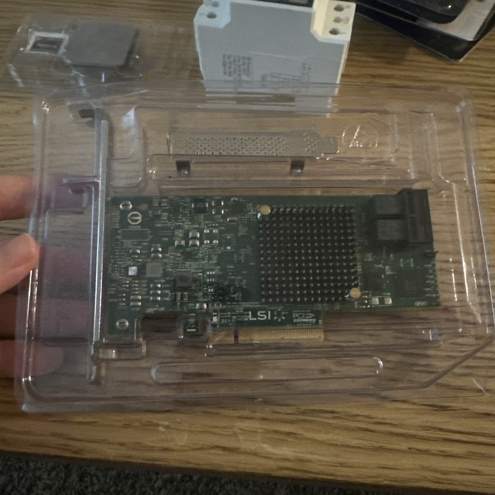 LSI Broadcom SAS 9300-8i 8-port 12Gb/S SATA+SAS PCI-Express 3.0 Low Profile
