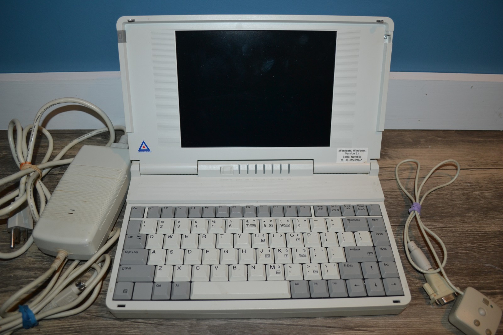 VINTAGE LEADING EDGE LAPTOP LEP-9163SX/20 POWERS UP VINTAGE LEADING EDGE LAPTOP LEP-9163SX/20 POWERS UP