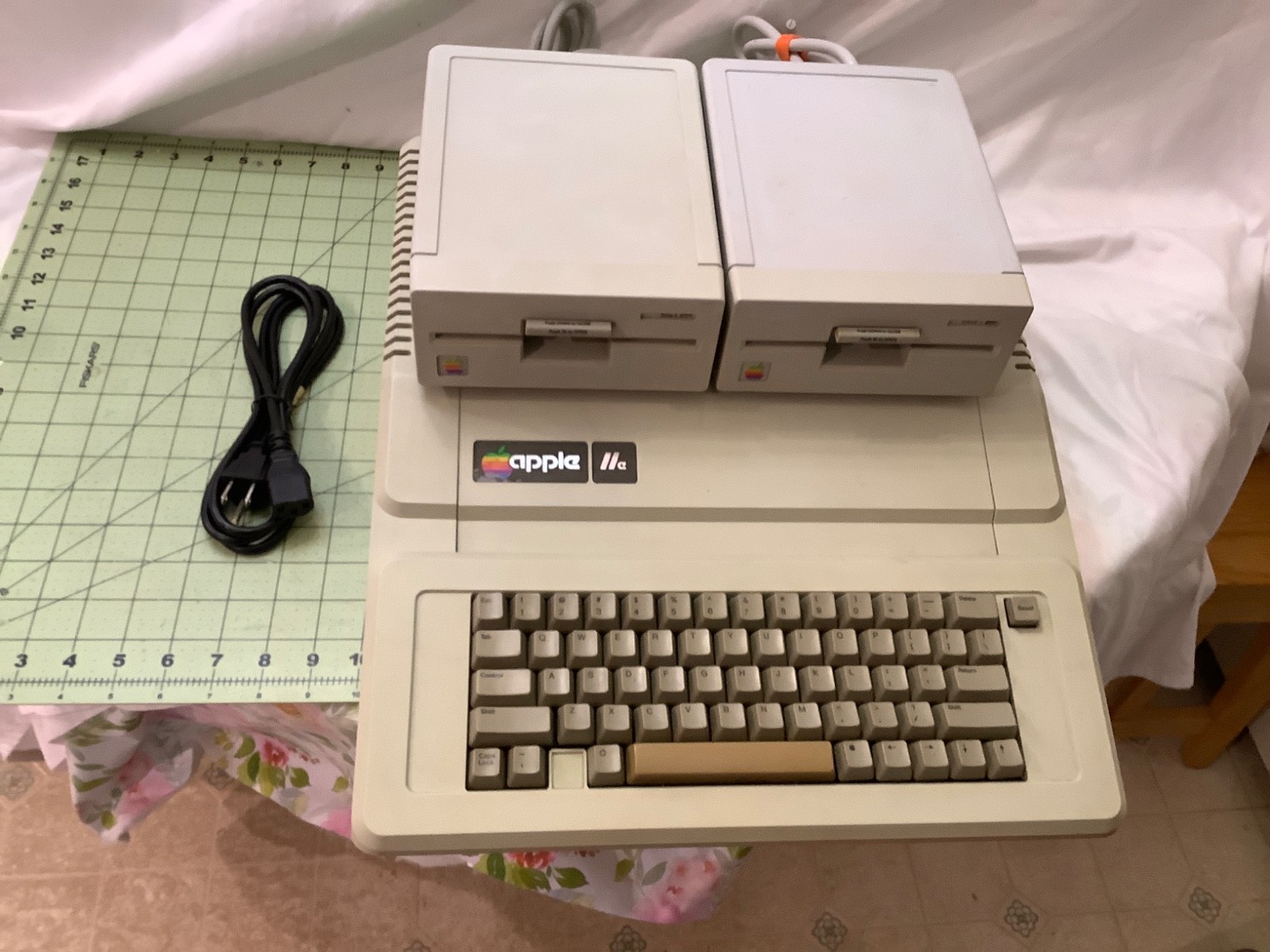 Apple IIe A2S2064 Computer w/2 UniDrives/VGA Card/ SEE VIDEO Apple IIe A2S2064 Computer w/2 UniDrives/VGA Card/ SEE VIDEO